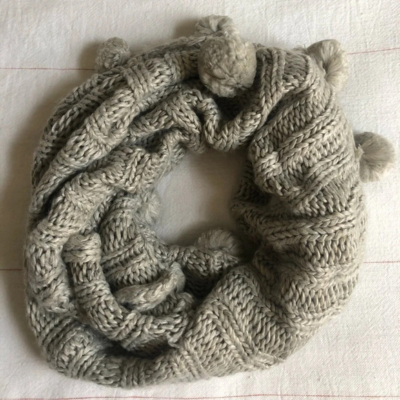 ☀️Gray Knit Pom Pom Infinity Scarf - Picture 2 of 4